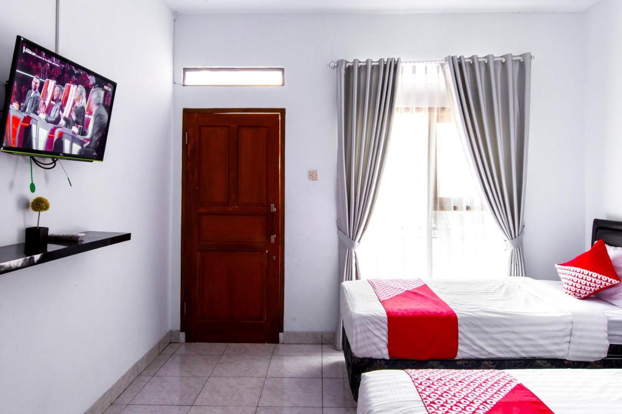 Oyo 569 Cigadung Guest House Syariah Μπαντούνγκ Εξωτερικό φωτογραφία